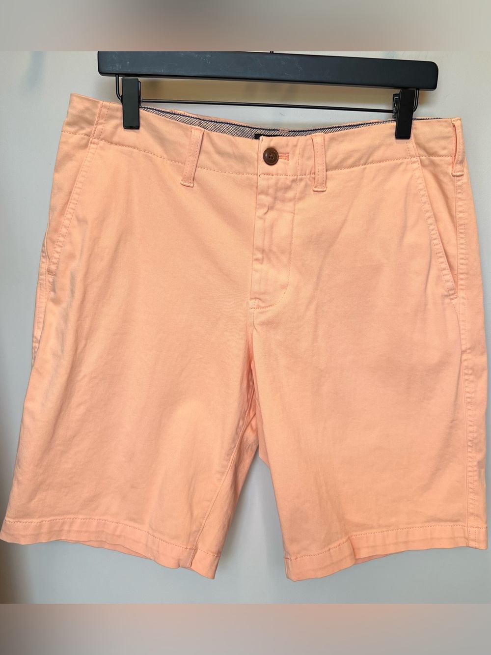 Express Men’s Classic At The Knee 10" Inseam Peach Shorts - size 33